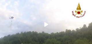 Ascoli Piceno - Fiamme sulla collina di Monterocco, notte di lavoro per i vigili del fuoco